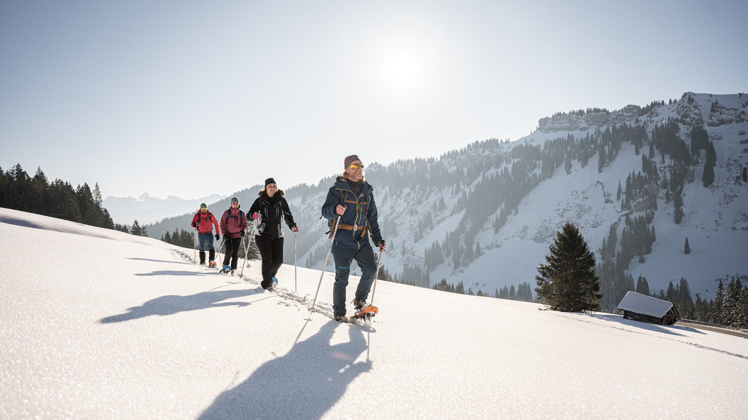 Vier Menschen am schneeschuhwandern im Allgäu