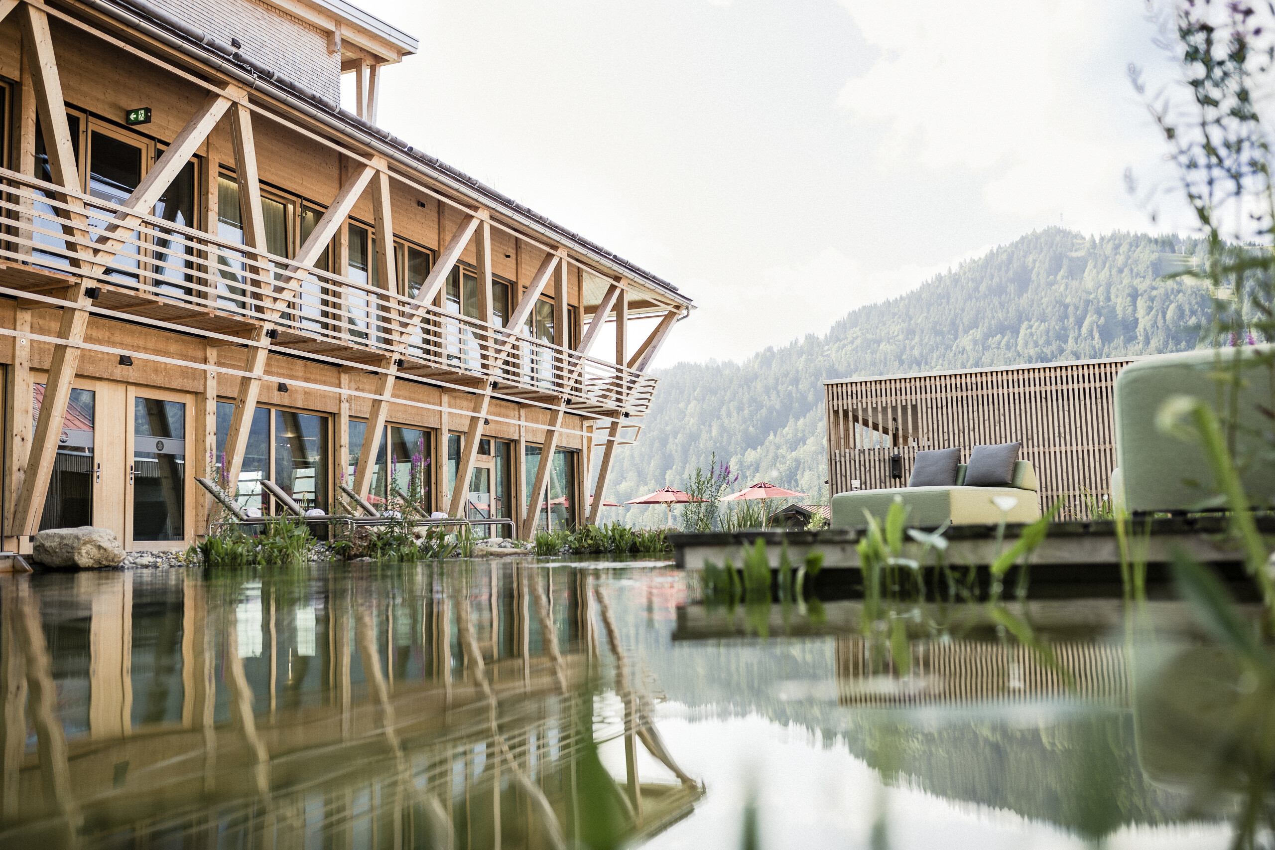 Wellnessurlaub genießen mit Naturbadesee und Infinity-Pool im Allgäu